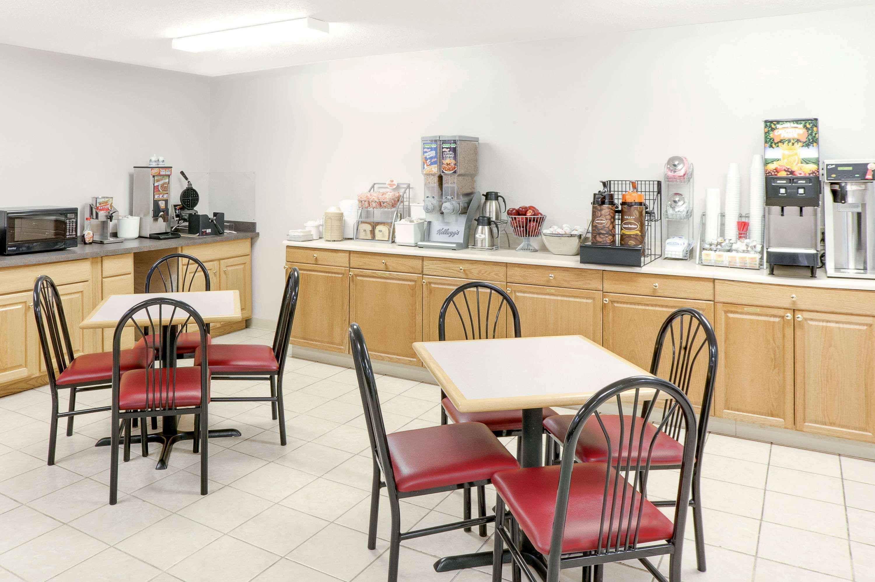 Super 8 By Wyndham Gas City Marion Area Exteriör bild
